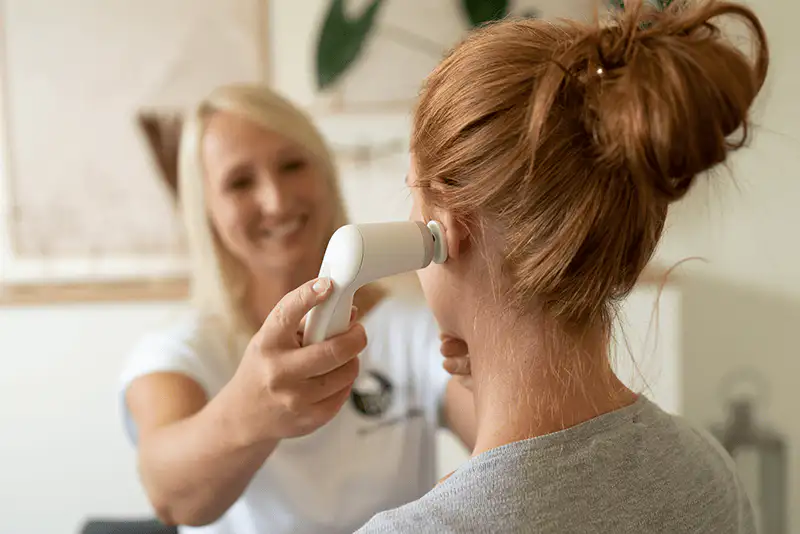 Logopädin führt Hörtest bei erwachsener Patientin in der Praxis Logolibell in Delbrück durch